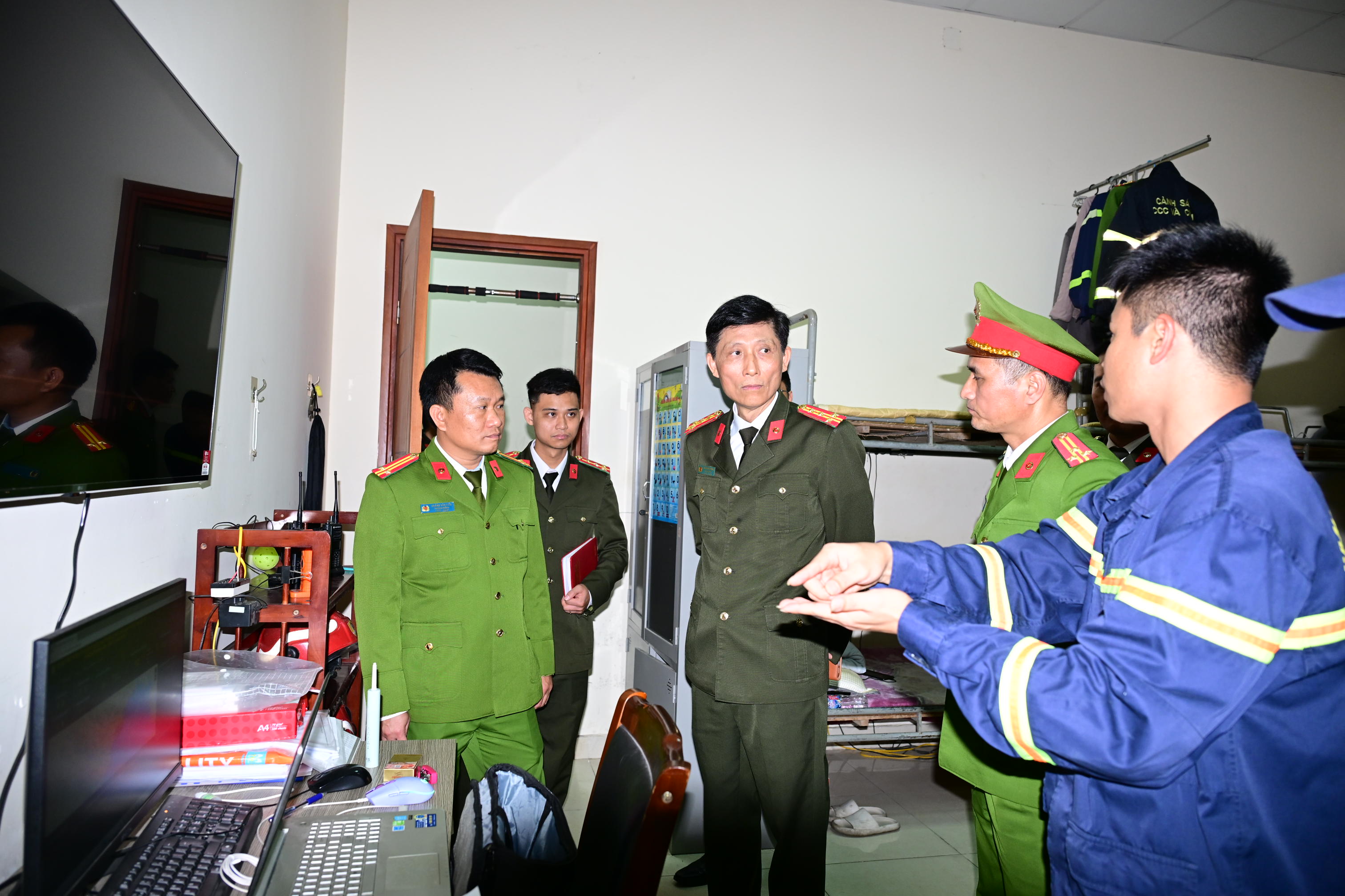 Đại tá Phạm Viết Dũng - Phó Giám đốc Công an thành phố kiểm tra công tác sẵn sàng chiến đấu tại Đội Chữa cháy và cứu nạn, cứu hộ khu vực 1